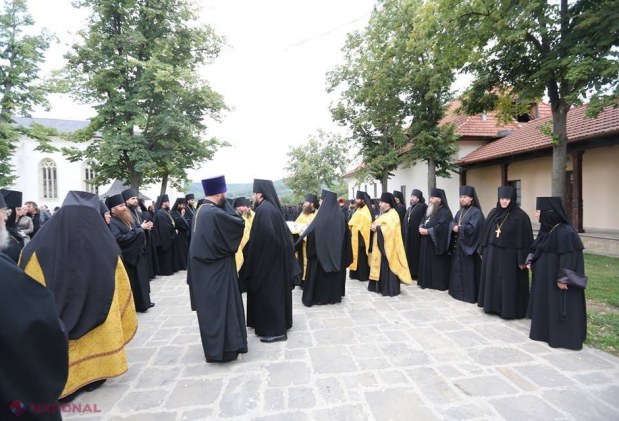 FOTO // Căpriana fierbe! Sute de preoţi şi enoriaşi îl aşteaptă pe Patriarhul Kiril