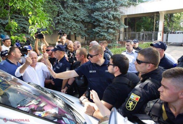 VIDEO // Protestatarii din fața Parlamentului au adoptat o rezoluție, după care au mers la M 1. Constantin Cheianu a găsit de cuviință să-l ATACE pe Nicolae Negru. O mașină a intrat în MULȚIME și „s-a deplasat în direcţia cordonului viu de poliţişti”
