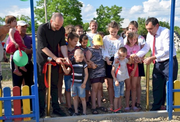 FOTO // Mai multe terenuri de joacă, mai mulți copii fericiți. Încă patru spații MODERNE de joacă au fost construite în raionul Orhei