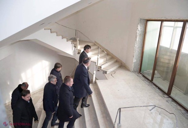 „Sunt ȘOCAT”. Dodon, în vizită la clădirea devastată în aprilie 2009: Vrea în casă nouă până la Ziua Independenței