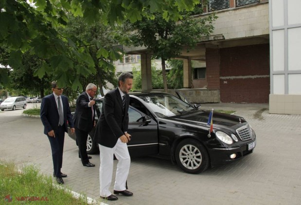 FOTO Ambasadorul Marius Lazurca, în CÂRJE la un eveniment din Chișinău! Vezi MOTIVUL