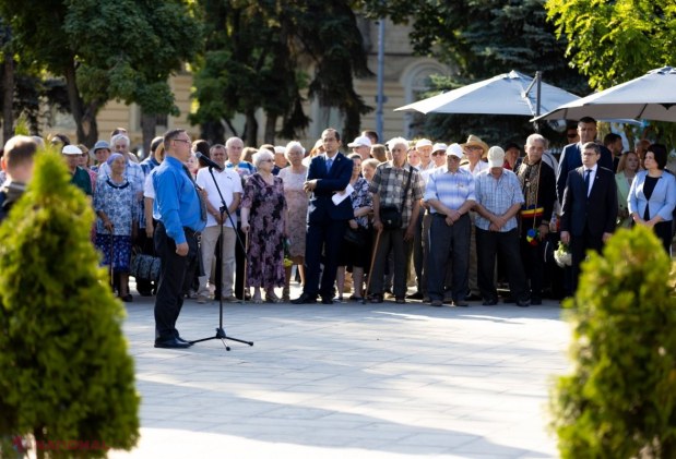VIDEO, FOTO // Lacrimi și tristețe la monumentul „Trenul durerii”, în memoria victimelor celui de-al doilea val al deportărilor staliniste din anul 1949. Putin, somat să plătească DESPĂGUBIRI familiilor deportate în vagoane pentru ANIMALE