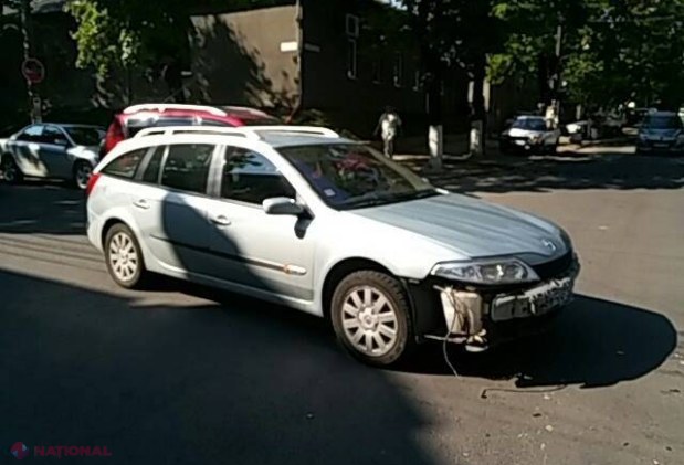 FOTO // Accident în capitală. O mașină s-a RĂSTURNAT