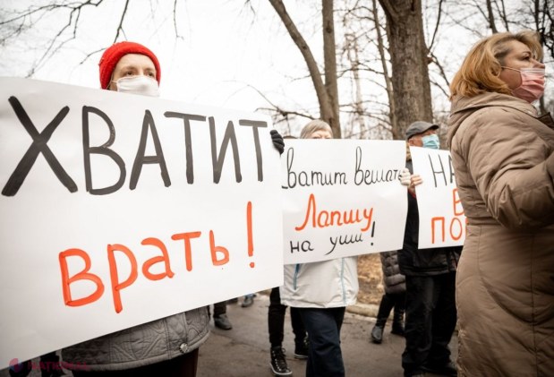 FOTO // Flash-mob la vila PREZIDENȚIALĂ de la Condrița. Partidul „ȘOR”: „Am venit să-i dăm Maiei Sandu macaroanele pe care ni le pune în fiecare zi pe urechi”