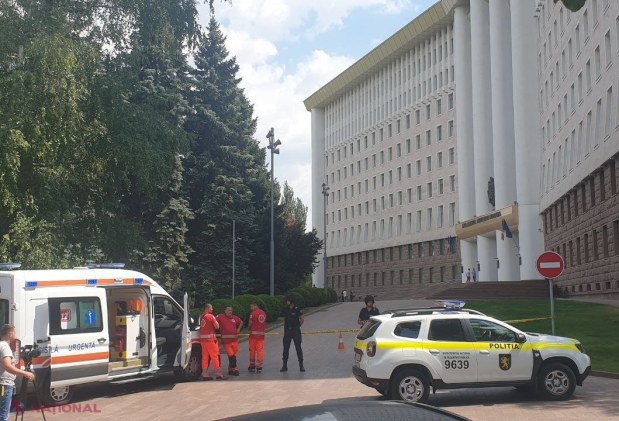 UPDATE, FOTO // Alerte cu BOMBĂ în lanț în Chișinău. Un necunoscut a anunțat că ar fi minate clădirile Parlamentului, Guvernului, Aeroportului, Spitalului Republican, dar și sediile tuturor JUDECĂTORIILOR. Cine a pus pe JAR organele de drept 