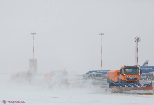FOTO // Aeroportul Internațional Chișinău face față ninsorilor ABUNDENTE: „Nicio cursă operată nu a fost reținută sau anulată în legătură cu activitatea de deszăpezire”