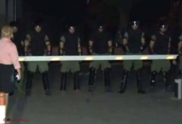 VIDEO Grigore Petrenco a aruncat cu grenade fumigene în preajma casei lui Plahotniuc