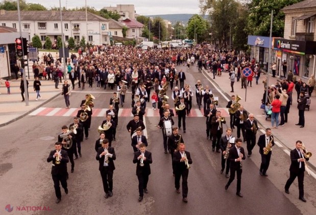 FOTO // Marș consacrat „Zilei Victoriei” la Orhei. „În jur de 4 000 de oameni au participat la manifestația organizată de Primăria Orhei”