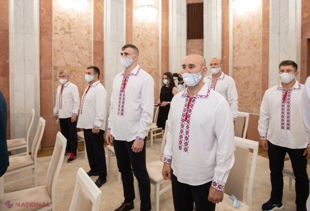 FOTO // Cei 18 sportivi calificați la Jocurile Olimpice de la Tokyo au primit DRAPELUL R. Moldova de la președintele Maia Sandu: „Vă așteptăm victorioși acasă”