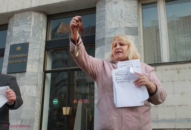 FOTO // Oamenii legii care l-au reținut pe activistul Anatol Mătăsaru au fost PREMIAȚI