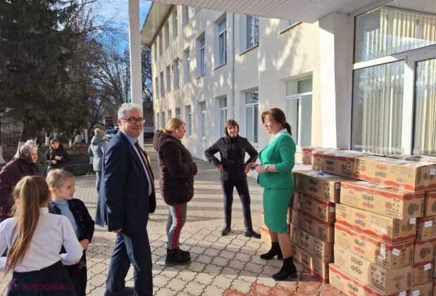 GALERIE FOTO // Elevii Liceului Teoretic „Orizont”, filiala Buiucani, în rol de Moș Nicolae pentru copiii din Vorniceni, raionul Strășeni. Camionul cu DARURI a ajuns la destinație