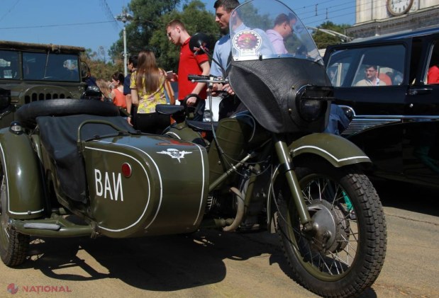 Reportaj FOTO // Mașina lui James Bond, în centrul Chișinăului