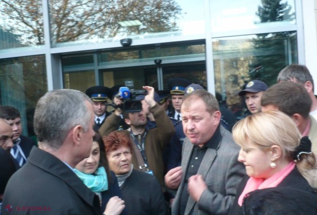 Protest cu lumânări și flori în fața Guvernului