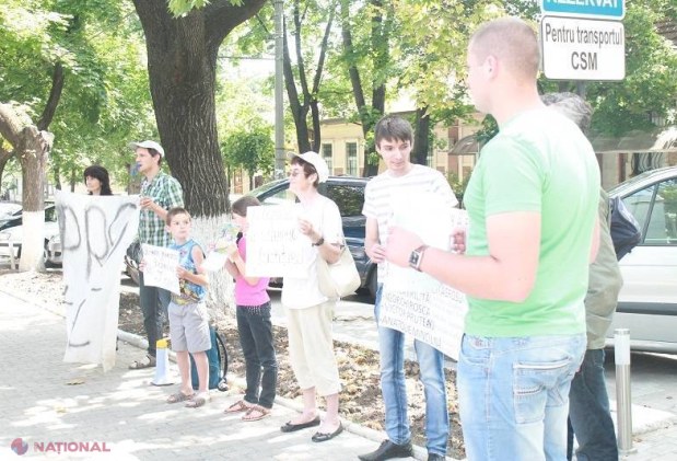 Au venit de la Strășeni pentru a PROTESTA în fața Consiliului Superior al Magistraturii 