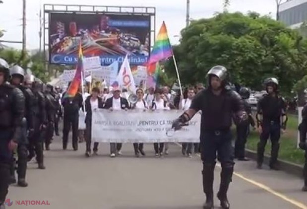 Marș cu ALTERCAȚII în Chișinău. Protestatarii, atacați cu ouă și petarde