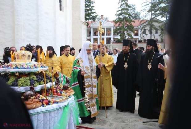 FOTO // Patriarhul Kiril, întâmpinat cu trandafiri albi la Căpriana
