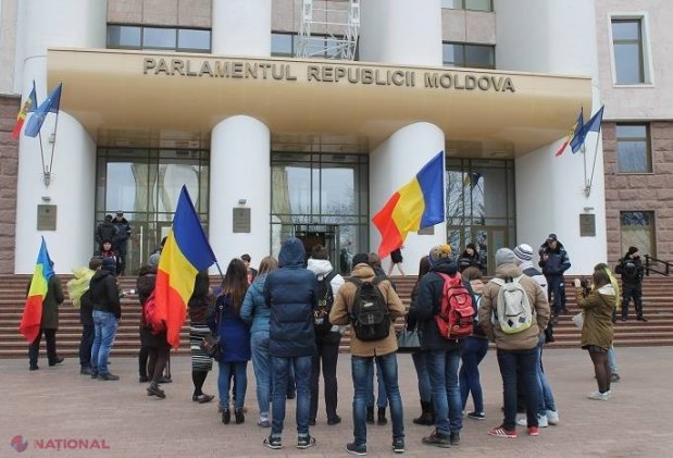 Foto // CORIDĂ în fața Parlamentului. Deputatul Vlad Batrâncea a vrut din nou să rupă harta României