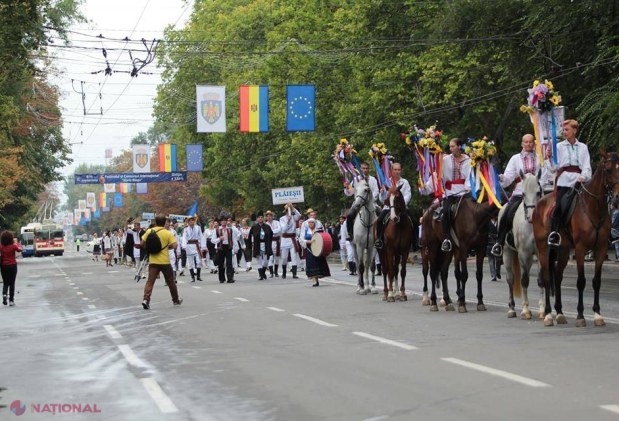 REPORTAJ FOTO // Bunica a bătut toba de Ziua Independenței R. Moldova