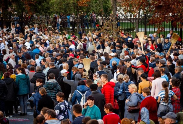 Proteste non-stop în fața Președinției: Organizatorii mitingului din centrul Chișinăului anunță că oamenii vor protesta pașnic până când guvernarea își va da demisia