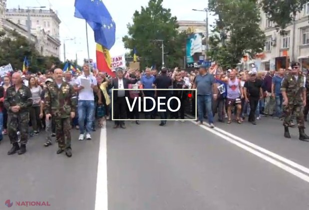 VIDEO // Miile de oameni care au protestat în centrul Chișinăului au fost la casa lui Vlad Plahotniuc, după care s-au întors în PMAN