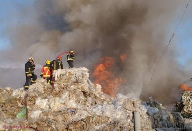 GALERIE FOTO // Incendiu de proporții în Chișinău: Ard deşeuri din plastic de pe teritoriul unui depozit şi numeroşi pompieri luptă cu flăcările 