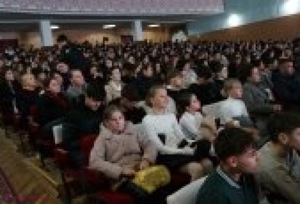 Ministrul Educației, Dan Perciun, promovează studiile în Moldova la târgul universitar din Strășeni: