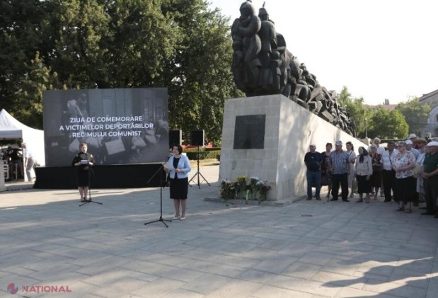 VIDEO, FOTO // Lacrimi și tristețe la monumentul „Trenul durerii”, în memoria victimelor celui de-al doilea val al deportărilor staliniste din anul 1949. Putin, somat să plătească DESPĂGUBIRI familiilor deportate în vagoane pentru ANIMALE