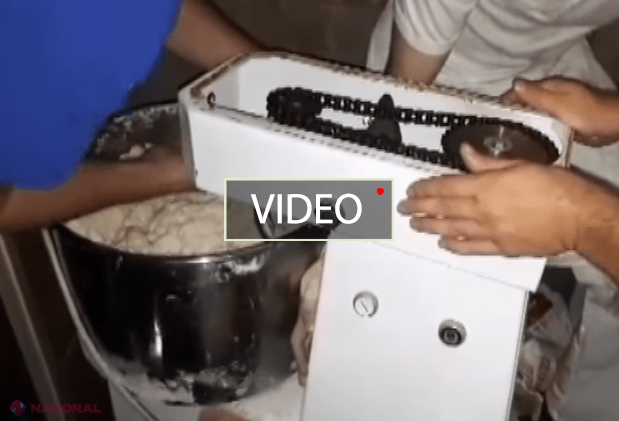 VIDEO // Un angajat al unui restaurant din Chișinău și-a PRINS mâna în mașina de tocat carne