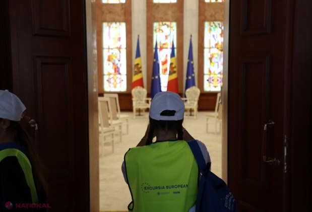 Elevii moldoveni explorează Președinția prin programul „Excursia Europeană” lansat de Guvern
