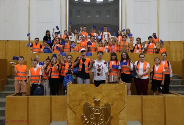 Elevii moldoveni explorează Președinția prin programul „Excursia Europeană” lansat de Guvern