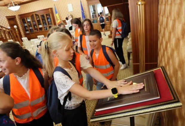 Elevii moldoveni explorează Președinția prin programul „Excursia Europeană” lansat de Guvern