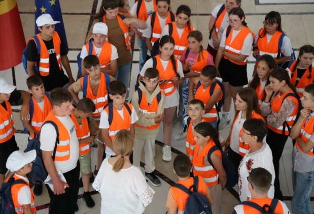 Elevii moldoveni explorează Președinția prin programul „Excursia Europeană” lansat de Guvern