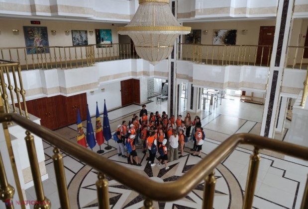Elevii moldoveni explorează Președinția prin programul „Excursia Europeană” lansat de Guvern