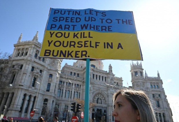 GALERIE FOTO // Toată lumea e DEZLĂNȚUITĂ împotriva lui Putin: Peste 500 000 de oameni au ieșit în stradă la Berlin și l-au comparat cu Hitler: „Putin, hai să derulăm până la partea în care te sinucizi în buncăr”