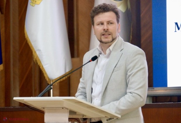 Laureații Facultății de Drept, felicitați de oficiali la ceremonia de absolvire de la Palatul Republicii