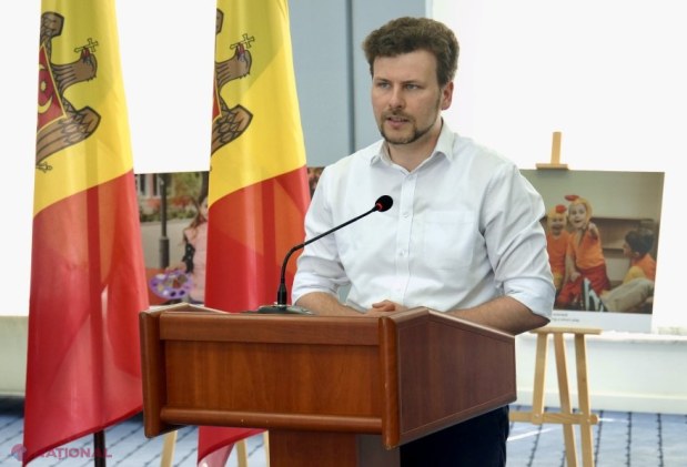 Programul „Citește-mi 100 de povești” aduce 56.000 de cărți noi în grădinițele din Moldova, susținând lectura de la vârste fragede.