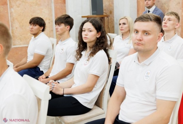 Maia Sandu oferă drapelul sportivilor tineri care vor reprezenta Moldova la Festivalul Olimpic din Skopje
