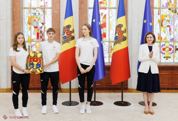 Maia Sandu oferă drapelul sportivilor tineri care vor reprezenta Moldova la Festivalul Olimpic din Skopje