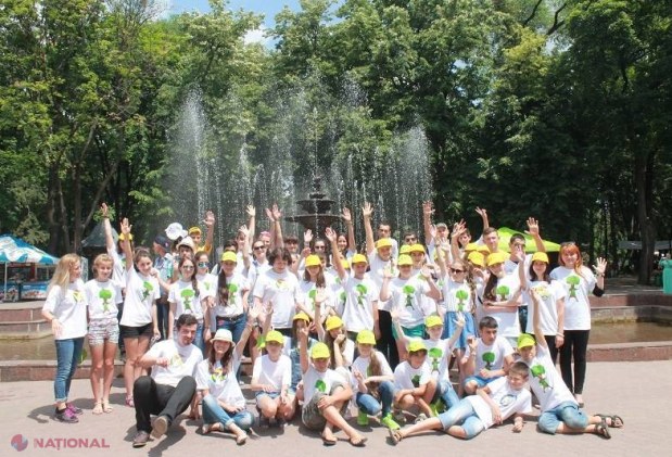 FLASH-MOB, astăzi în centrul Chișinăului: „Să nu poluăm aerul, să nu aruncăm gunoaie”