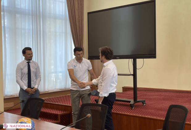 Ministrul Educației, Dan Perciun, felicită echipele naționale de rugby pe plajă pentru performanțele de la Campionatul European din Chișinău