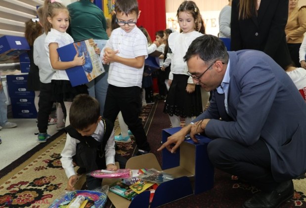 Generozitate românească: 15.000 de seturi de rechizite pentru copiii din Moldova, prin proiectul „Cutia Școlarului”