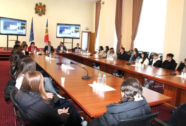 Elevi și profesori din Găgăuzia și Taraclia s-au întors de la tabăra de limbă română de la Iași, o punte de prietenie și educație pentru minoritățile etnice