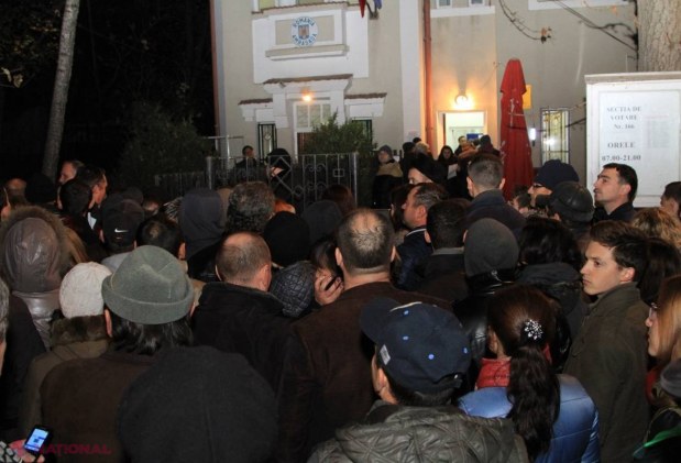 FOTO // Vezi câți OAMENI stăteau la secțiile de vot din Chișinău după ora 21.00