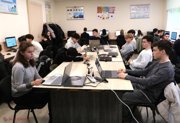 Elevii claselor a IX-a și a XII-a, testați pentru competențe digitale la nivel național în premieră