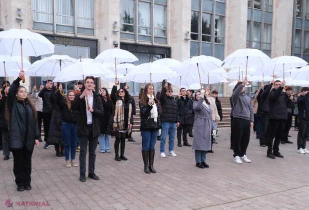 Studenții promovează integritatea academică printr-un flashmob cu ocazia Zilei Internaționale Anticorupție