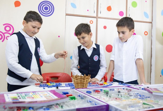 Premierul Alexandru Munteanu impulsionează modernizarea educației la Liceul „Nicolai Tretiakov” din Comrat, susținând inovația și incluziunea prin centre educaționale avansate.