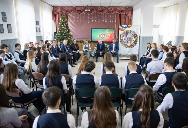 Premierul Alexandru Munteanu impulsionează modernizarea educației la Liceul „Nicolai Tretiakov” din Comrat, susținând inovația și incluziunea prin centre educaționale avansate.
