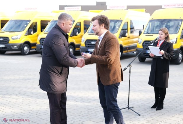 Ministerul Educației distribuie 23 de microbuze școlare pentru acces îmbunătățit la educație în diverse raioane