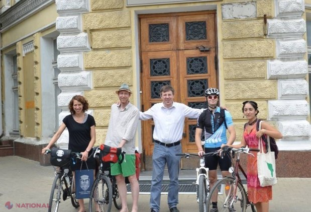 Doi OASPEȚI în vizită la Primăria capitalei. Au venit pe BICICLETE