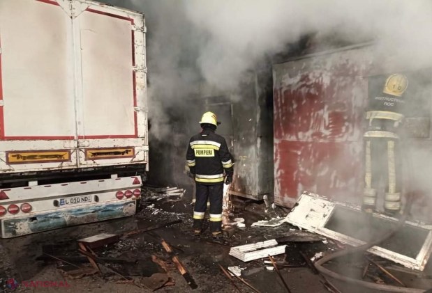 FOTO // Mână criminală sau întâmplare? Un atelier de lemnărie şi un magazin cu materiale de construcție au luat foc, noaptea trecută, în același timp în Chișinău: 11 autospeciale trimise la fața locului să lupte cu flăcările 